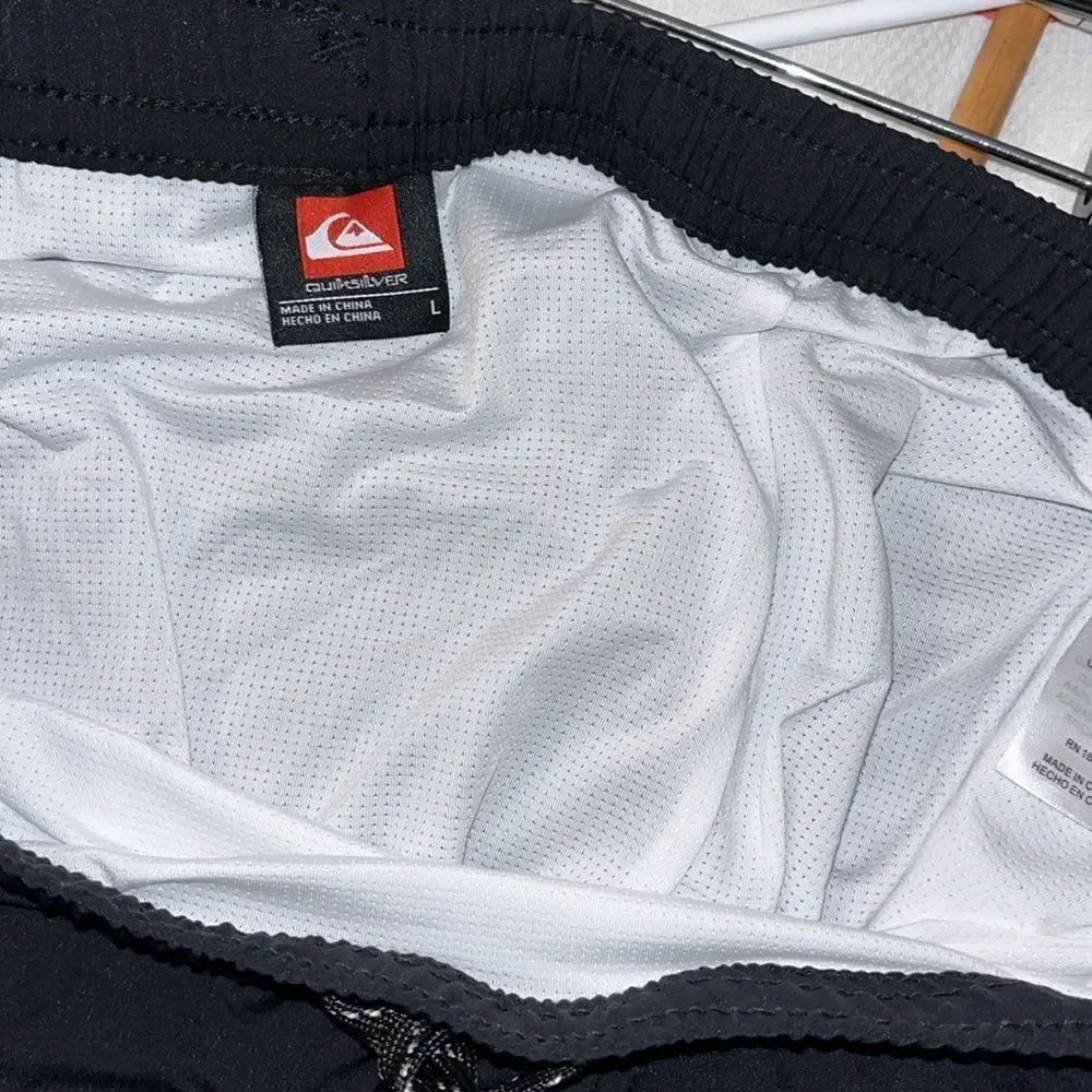 New w/tags Everyday Black Quiksilver water lined surf board swim trunk shorts L